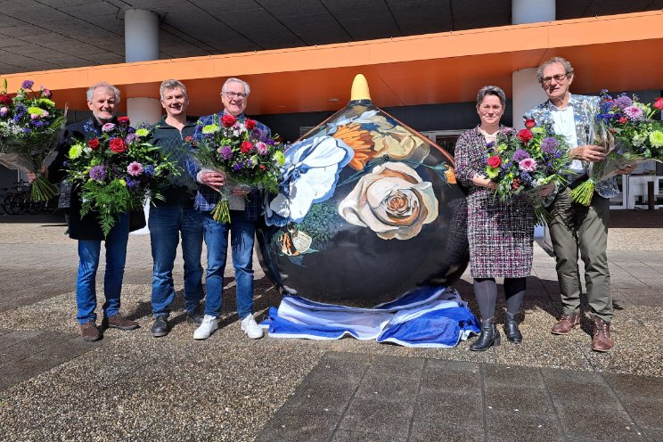 Royal FloraHolland onthult reuzenbol in Aalsmeer